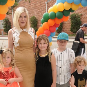 Tori Spelling enceinte avec ses enfants Liam, Stella, Hattie et Finn à la 27ème journée caritative Elizabeth Glaser Pediatric AIDs Foundation 'A Time For Heroes' à Culver City le 23 octobre 2016. © Birdie Thompson/AdMedia via ZUMA Wire / Bestimage