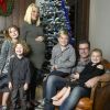 Tori Spelling, Dean McDermott, Liam McDermott, Finn McDermott, Stella McDermott, Hattie McDermott devant leur sapin de Noël le 16 décembre 2016