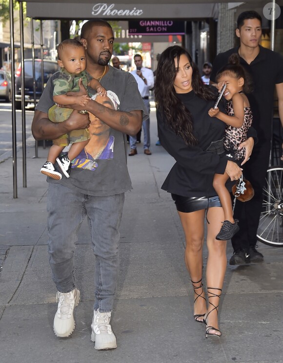 Kim Kardashian, Kanye West et leurs enfants North et Saint à New York, le 29 août 2016.