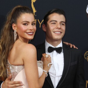 Sofia Vergara et son fils Manolo Gonzalez-Ripoll Vergara - 68e cérémonie des Emmy Awards au Microsoft Theater à Los Angeles, le 18 septembre 2016.