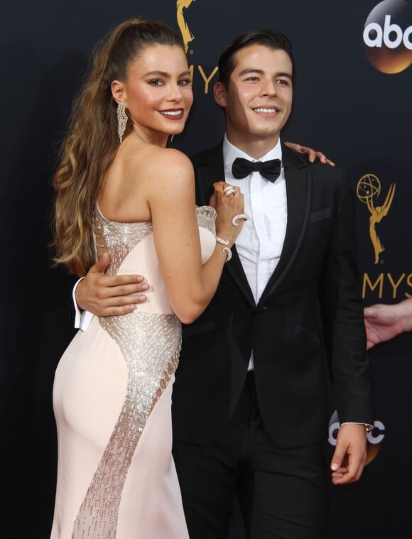 Sofia Vergara et son fils Manolo Gonzalez-Ripoll Vergara - 68e cérémonie des Emmy Awards au Microsoft Theater à Los Angeles, le 18 septembre 2016.