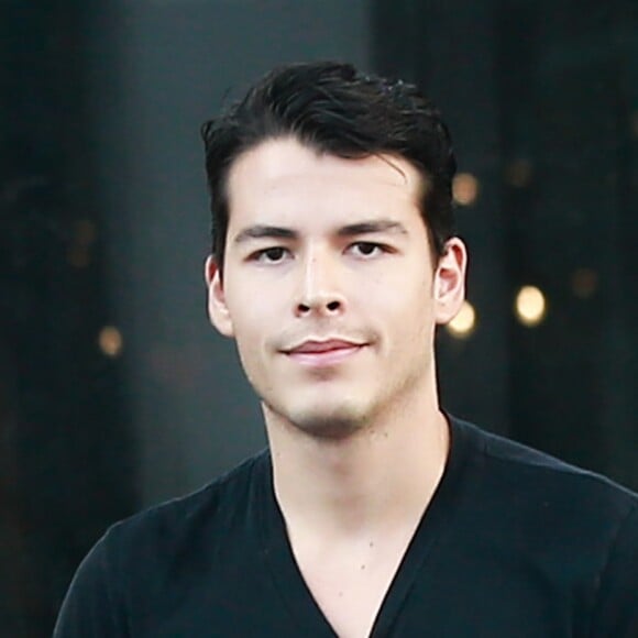 Exclusif - Manolo Vergara (le fils de Sofia Vergara) fait une pause cigarette avec une amie dans les rues de Melrose place à West Hollywood, le 11 avril 2016
