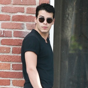 Exclusif - Manolo Vergara (le fils de Sofia Vergara) fait une pause cigarette avec une amie dans les rues de Melrose place à West Hollywood, le 11 avril 2016