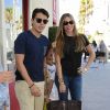 Sofia Vergara se promène avec son fils Manolo dans les rues de Beverly Hills. Le 17 août 2013