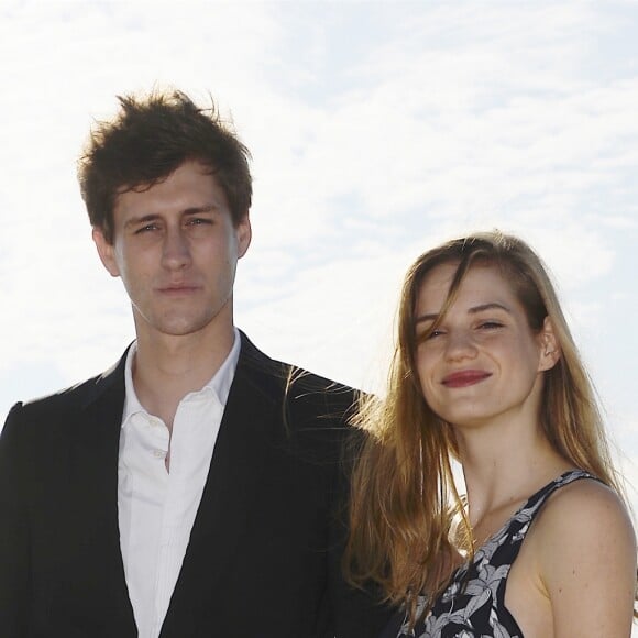 Jean-Baptiste Maunier et Noémie Schmidt - Photocall sur la plage lors du 30ème Festival du Film de Cabourg. Le 11 juin 2016.