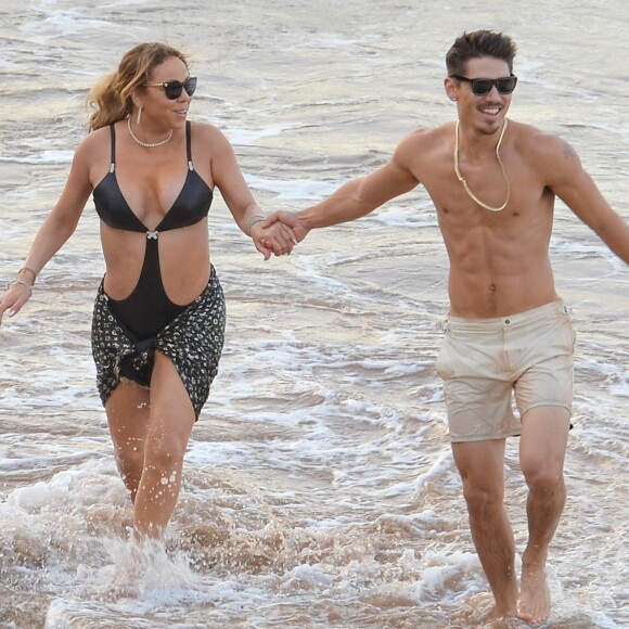 Exclusif - Mariah Carey et son nouveau compagnon le chorégraphe Bryan Tanaka s'embrassent et s'amusent sur la plage à Hawaii, le 28 novembre 2016.