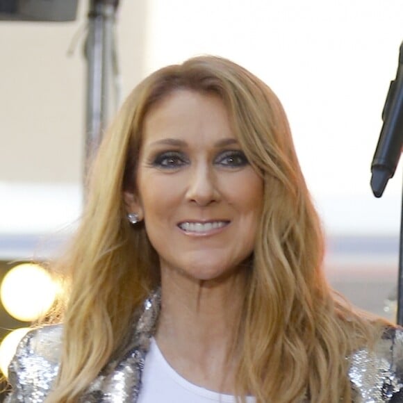 Céline Dion donne un concert lors de sa participation à l'émission "Today" de la chaîne NBC au Rockefeller Plaza à New York, le 22 juillet 2016