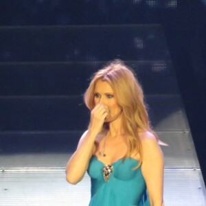 Un peu plus d'un mois après le décès de son mari René Angélil, Céline Dion est remontée sur scène au Caesars Palace à Las Vegas le 23 février 2016.
