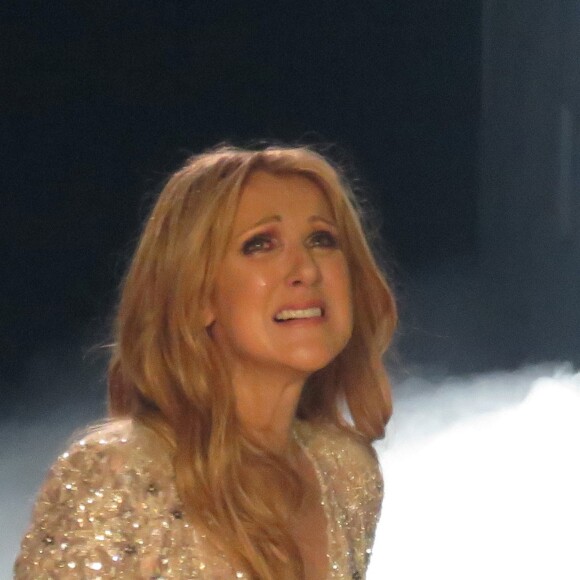 Un peu plus d'un mois après le décès de son mari René Angélil, Céline Dion est remontée sur scène au Caesars Palace à Las Vegas le 23 février 2016. Elle en a profité pour rendre un vibrant hommage à l'homme de sa vie. La chanteuse en deuil a décidé d'interpréter une de ses chansons "All by Myself" mais après avoir atteint la fameuse note, très émue, la voix tremblante, elle n'a pu retenir ses larmes avant la fin de son interprétation, elle a donc quitté la scène car l'émotion était trop forte.