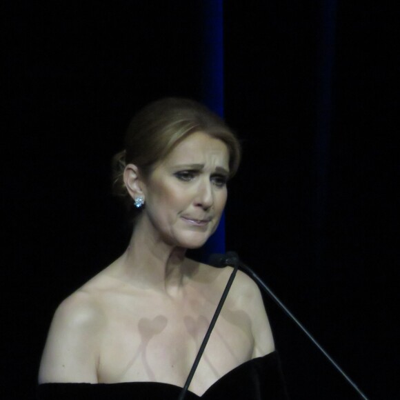Céline Dion assiste à la cérémonie en hommage à son mari René Angélil, intitulée "Celebration of Life" avec son fils aîné René-Charles au Caesars Palace de Las Vegas le 3 février 2016. La chanteuse y a clamé son profond amour pour René Angelil, l'homme qui lui a permis de faire une magnifique carrière dans la musique et le seul qu’elle ait jamais aimé. Près de 200 personnes ont assisté à un concert donné par un quatuor à cordes et de nombreux discours ont été prononcés par les proches de René Angelil. On a aussi pu compter sur André Angélil (frère de René), Anne-Marie Angélil et son frère Jean-Pierre Angélil (les enfants issus du deuxième mariage de René) et Patrick Angélil (le premier fils de René, de son premier mariage). En revanche, comme c'était à prévoir, les jumeaux Nelson et Eddy (5 ans) n'ont pas assisté à la cérémonie diffusée en streaming.