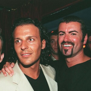 George Michael avec Jean-Roch à La Villa à Saint-Tropez en 1997. Le chanteur anglais est mort à 53 ans le 25 décembre 2016.