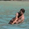 Kevin Trapp et sa compagne Izabel Goulart se baignent lors de leurs vacances à Saint-Barthélemy, le 25 décembre 2016.