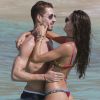 Kevin Trapp et sa compagne Izabel Goulart se baignent lors de leurs vacances à Saint-Barthélemy, le 25 décembre 2016.