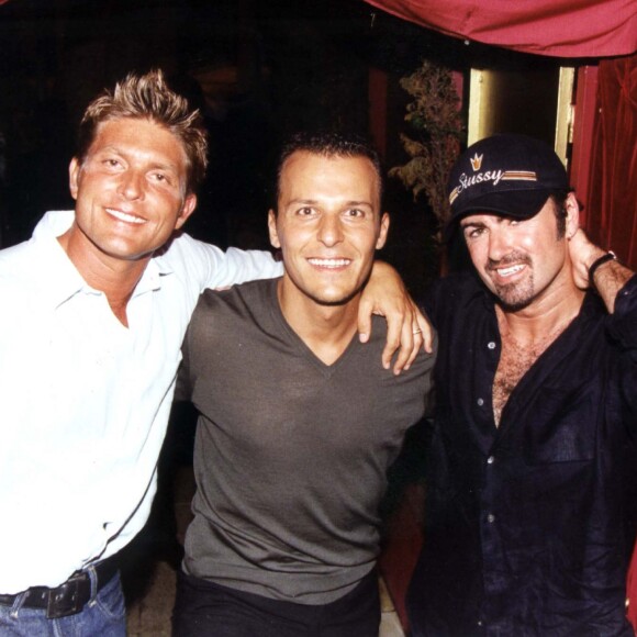 George Michael et Kenny Goss avec Jean-Roch à Saint-Tropez, le 12 juillet 1999.