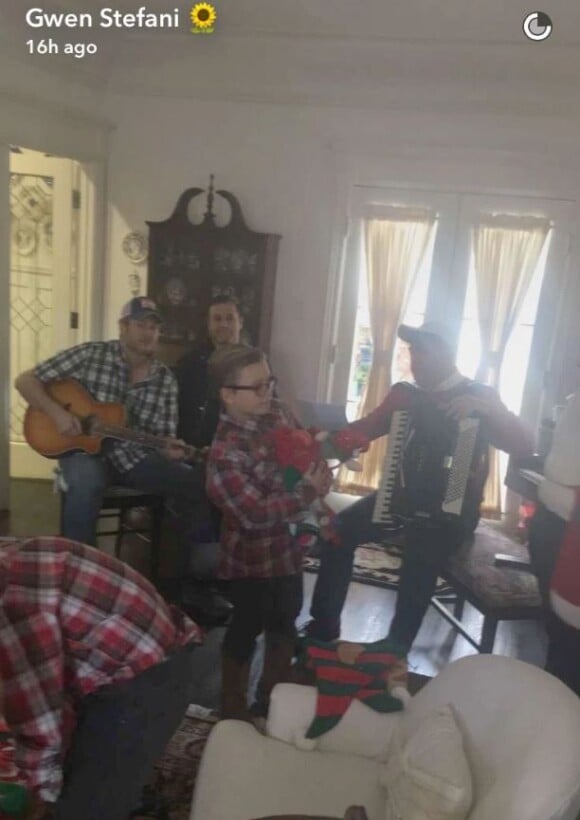 Gwen Stefani a partagé cette photo de son Noël en famille, avec Blake Shelton et ses fils, sur Snapchat, le 24 décembre 2016