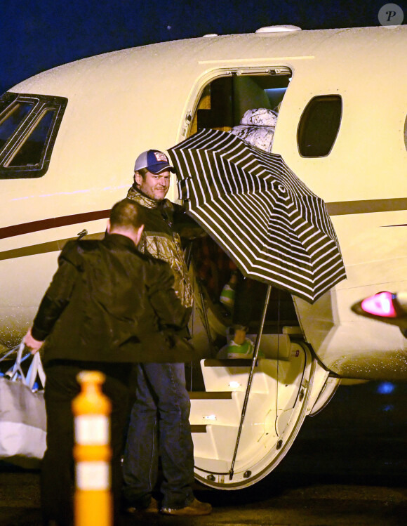 Exclusif - Blake Shelton et sa compagne Gwen Stefani prennent un avion privé à l'aéroport à Los Angeles, le 15 décembre 2016.