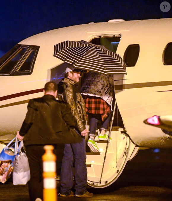 Exclusif - Blake Shelton et sa compagne Gwen Stefani prennent un avion privé à l'aéroport à Los Angeles, le 15 décembre 2016.