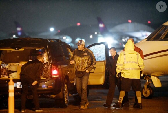 Exclusif - Blake Shelton et sa compagne Gwen Stefani prennent un avion privé à l'aéroport à Los Angeles, le 15 décembre 2016.