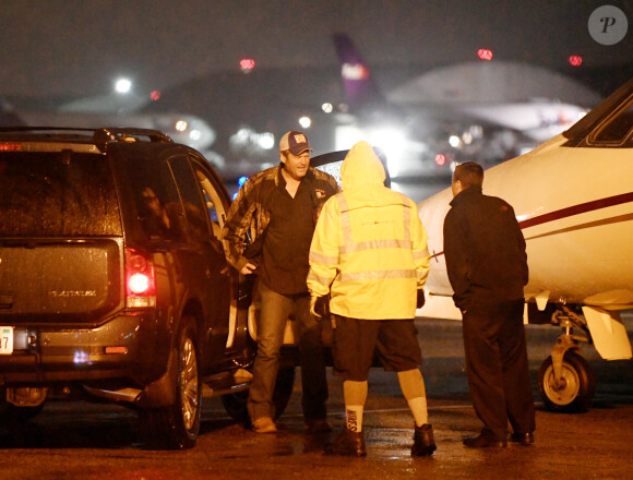 Exclusif - Blake Shelton et sa compagne Gwen Stefani prennent un avion privé à l'aéroport à Los Angeles, le 15 décembre 2016.