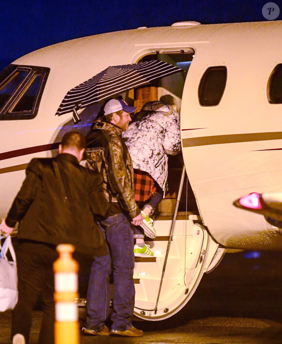 Exclusif - Blake Shelton et sa compagne Gwen Stefani prennent un avion privé à l'aéroport à Los Angeles, le 15 décembre 2016.