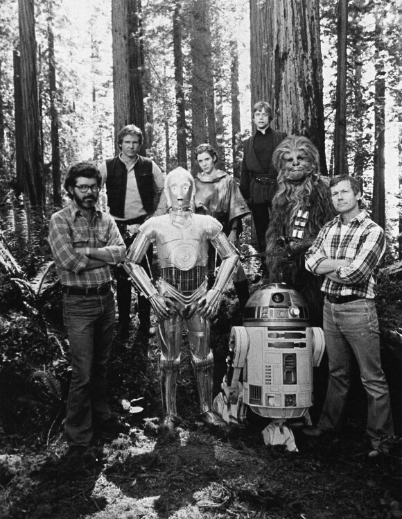 George Lucas, Richard Marquand et l'équipe du film "Star Wars, épisode VI : Le Retour du Jedi" : Harrison Ford (Han Solo), Anthony Daniels (C3PO), Carrie Fisher (Princess Leia), Mark Hamill (Luke Skywalker), Kenny Baker (R2D2) et Peter Mayhew (Chewbacca) le 10 mai 1983. © Twentieth Century Fox/ZUMAPRESS.com/Bestimage