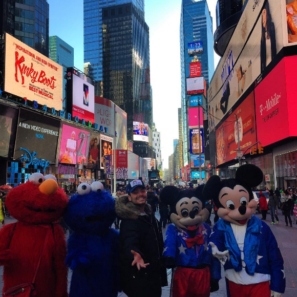 Kev Adams profite de vacances en famille à New York. Décembre 2016.
