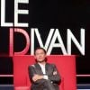 Exclusif - Marc-Olivier Fogiel a pris la place de ses invités dans le fameux fauteuil rouge de son émission Le Divan, à Paris le 13 mars 2015.