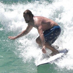 Simon Baker, ex-héros de la série Mentalist, fait du surf le jour de Noël à Bondi Beach dans la banlieue de Sydney en Australie, le 25 décembre 2016.