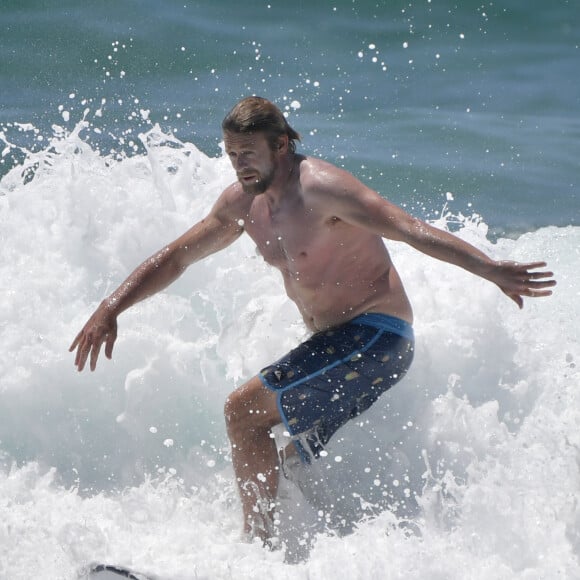 Simon Baker, ex-héros de la série Mentalist, fait du surf le jour de Noël à Bondi Beach dans la banlieue de Sydney en Australie, le 25 décembre 2016.