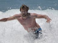 Simon Baker : Barbu et en pleine forme, le Mentaliste savoure, avant son retour