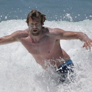 Simon Baker, ex-héros de la série Mentalist, fait du surf le jour de Noël à Bondi Beach dans la banlieue de Sydney en Australie, le 25 décembre 2016.