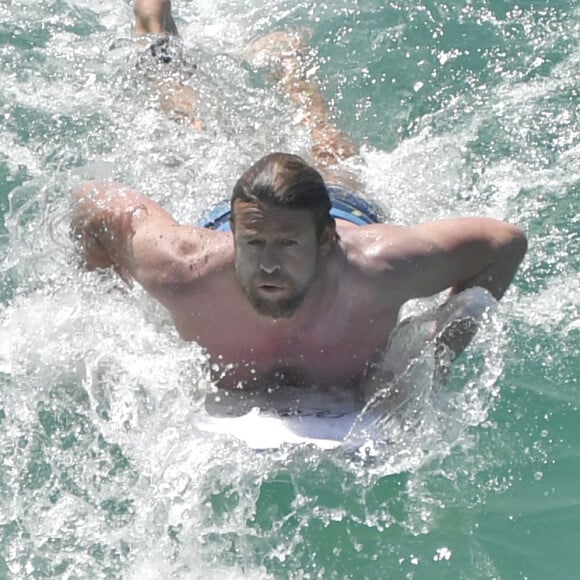 Simon Baker, ex-héros de la série Mentalist, fait du surf le jour de Noël à Bondi Beach dans la banlieue de Sydney en Australie, le 25 décembre 2016.