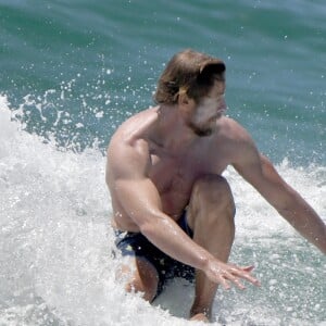 Simon Baker, ex-héros de la série Mentalist, fait du surf le jour de Noël à Bondi Beach dans la banlieue de Sydney en Australie, le 25 décembre 2016.