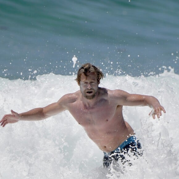 Simon Baker, ex-héros de la série Mentalist, fait du surf le jour de Noël à Bondi Beach dans la banlieue de Sydney en Australie, le 25 décembre 2016.