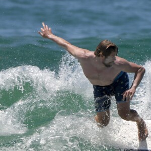 Simon Baker, ex-héros de la série Mentalist, fait du surf le jour de Noël à Bondi Beach dans la banlieue de Sydney en Australie, le 25 décembre 2016.