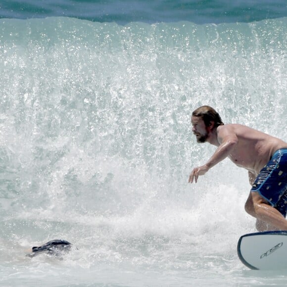 Simon Baker, ex-héros de la série Mentalist, fait du surf le jour de Noël à Bondi Beach dans la banlieue de Sydney en Australie, le 25 décembre 2016.