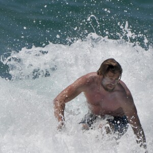 Simon Baker, ex-héros de la série Mentalist, fait du surf le jour de Noël à Bondi Beach dans la banlieue de Sydney en Australie, le 25 décembre 2016.