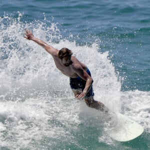 Simon Baker, ex-héros de la série Mentalist, fait du surf le jour de Noël à Bondi Beach dans la banlieue de Sydney en Australie, le 25 décembre 2016.