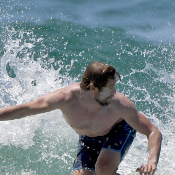 Simon Baker, ex-héros de la série Mentalist, fait du surf le jour de Noël à Bondi Beach dans la banlieue de Sydney en Australie, le 25 décembre 2016.