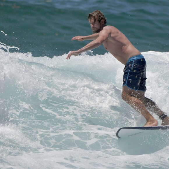 Simon Baker, ex-héros de la série Mentalist, fait du surf le jour de Noël à Bondi Beach dans la banlieue de Sydney en Australie, le 25 décembre 2016.
