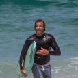 Simon Baker, ex-héros de la série Mentalist, fait du surf le 11 février 2016 en Australie.