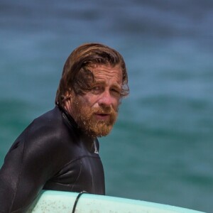 Simon Baker, ex-héros de la série Mentalist, fait du surf le 11 février 2016 en Australie.