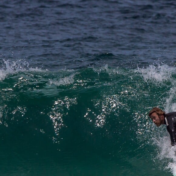 Simon Baker, ex-héros de la série Mentalist, fait du surf le 11 février 2016 en Australie.