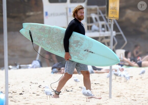 Simon Baker, ex-héros de la série Mentalist désormais bien barbu, fait du surf à Bondi Beach dans la banlieue de Sydney en Australie, le 11 février 2016.