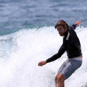 Simon Baker, ex-héros de la série Mentalist désormais bien barbu, fait du surf à Bondi Beach dans la banlieue de Sydney en Australie, le 11 février 2016.