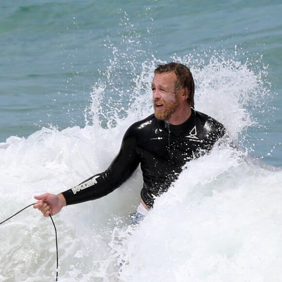 Simon Baker, ex-héros de la série Mentalist désormais bien barbu, fait du surf à Bondi Beach dans la banlieue de Sydney en Australie, le 11 février 2016.