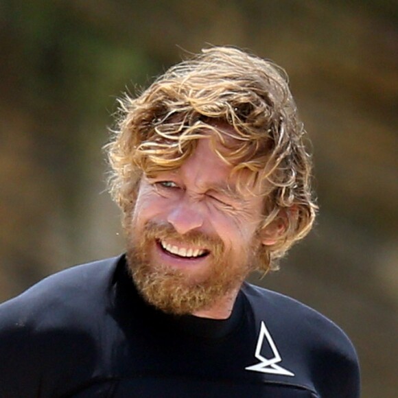 Simon Baker, ex-héros de la série Mentalist désormais bien barbu, fait du surf à Bondi Beach dans la banlieue de Sydney en Australie, le 11 février 2016.