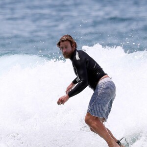Simon Baker, ex-héros de la série Mentalist désormais bien barbu, fait du surf à Bondi Beach dans la banlieue de Sydney en Australie, le 11 février 2016.