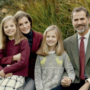 Carte de voeux des fêtes de fin d'année 2016 du roi Felipe VI et de la reine Letizia d'Espagne avec leurs filles, la princesses Leonor des Asturies et l'infante Sofia d'Espagne, photographiés au palais de la Zarzuela en novembre.