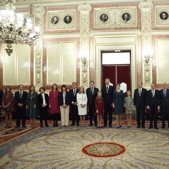 La princesse Leonor des Asturies et l'infante Sofia d'Espagne participaient le 17 novembre 2016 avec leurs parents le roi Felipe VI et la reine Letizia à l'inauguration du Parlement, à Madrid.